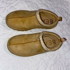 Beach loafer clogs, sand color. Size 7. Like new.